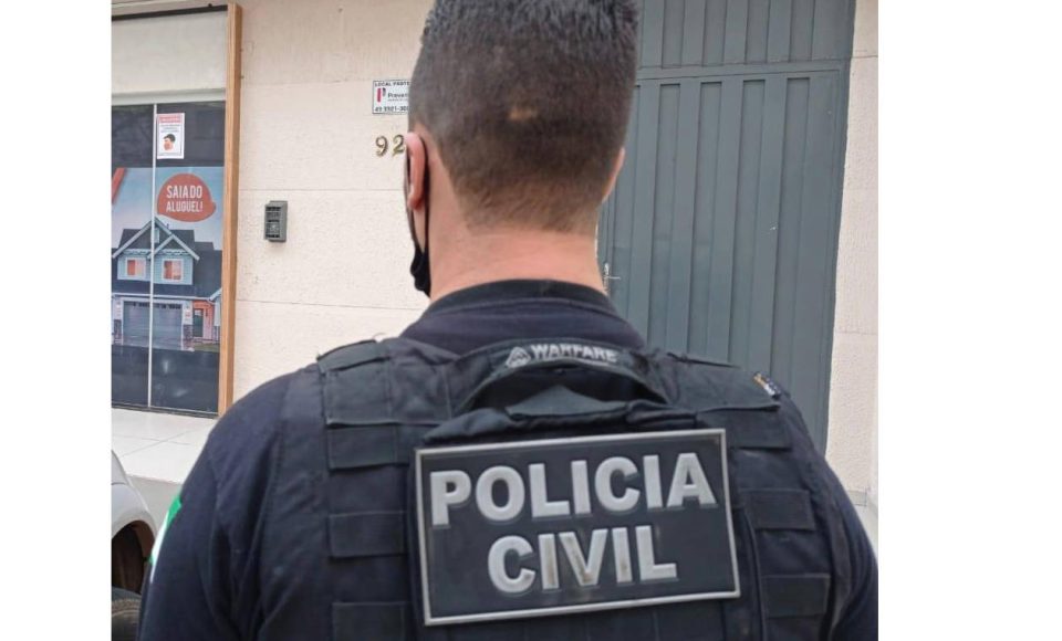 A Polícia Civil do Paraná (PCPR) deflagrou uma operação contra uma organização criminosa que aplicava golpes utilizando uma construtora. A ação aconteceu na manhã desta quinta-feira (5), em Londrina e Sarandi, no Norte do Estado. Ao menos dez vítimas foram identificadas, estima-se que o prejuízo seja superior a R$ 5 milhões.   -  Foto: PCPR