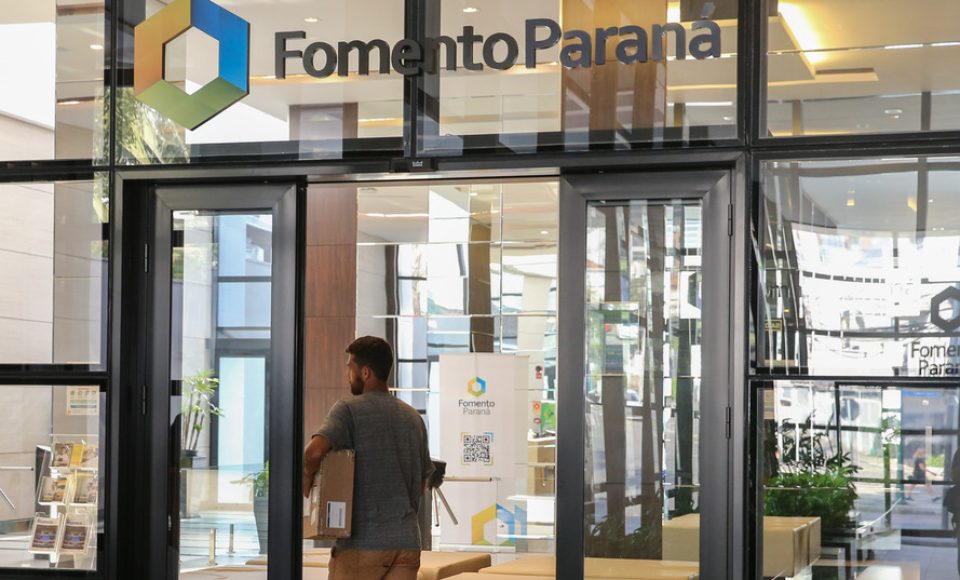 Atendimento na sede da Fomento Paraná em Curitiba. Foto: Geraldo Bubniak/AEN