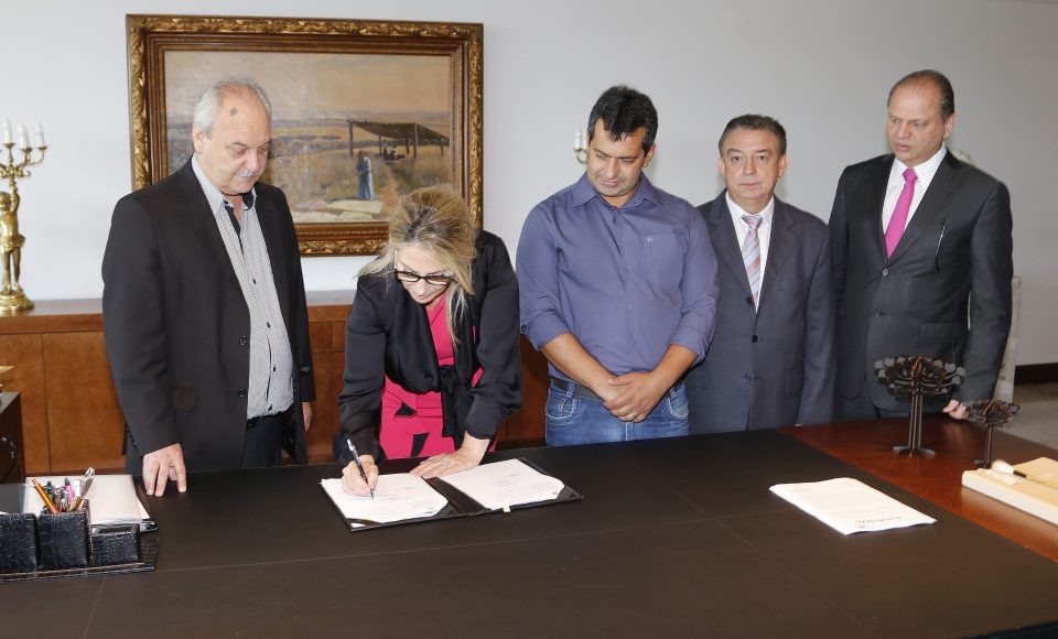 A unidade de processamento de frangos, que está sendo instalada em Iporã (Noroeste) e que deverá entrar em funcionamento daqui a um ano, vai beneficiar 11 cidades que fazem parte da Associação dos Municípios de Entre Rios (Amerios). O investimento total é de R$ 25 milhões e o Governo do Estado é parceiro do empreendimento. Nesta quarta-feira (19), a governadora Cida Borghetti homologou a licitação para aquisição e instalação dos equipamentos. O investimento do governo é de R$ 12,3 milhões a fundo perdido, por meio da Secretaria Estadual do Desenvolvimento Urbano.  -  Curitiba, 19/12/2018  -  Foto: Jonas Oliveira