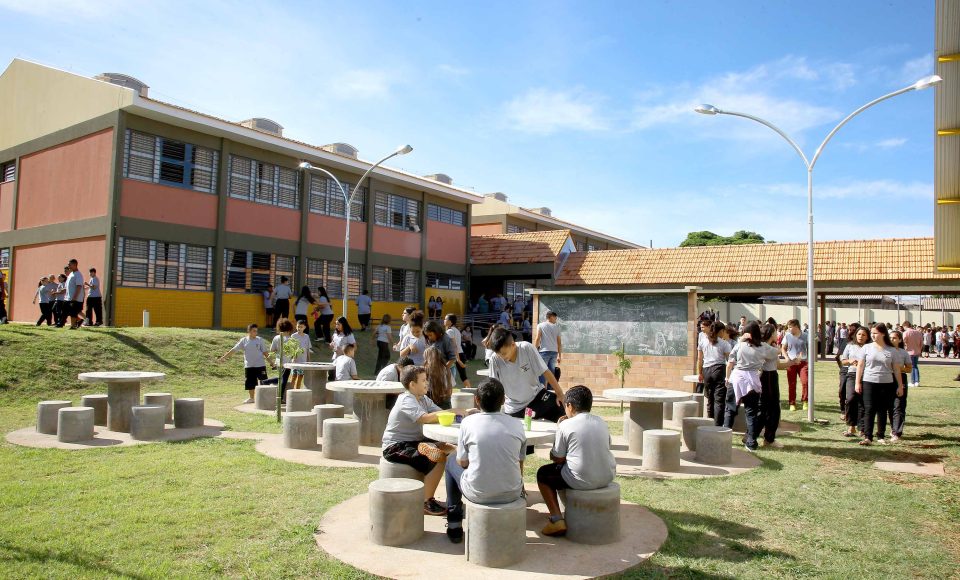 Cerca de 1.100 estudantes do Ensino Fundamental e Ensino Médio, de Sarandi, Noroeste do Paraná, são beneficiados com a nova estrutura da Escola Estadual Vereador Luiz Zanchim, inaugurada nesta sexta-feira (14), pelo governador Carlos Massa Ratinho Junior.  -  Sarandi, 14/02/2020  -  Foto: Jaelson Lucas/AEN