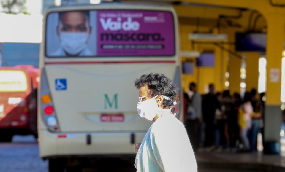 Movimentacao de pessoas usando mascaras para prevencao do Coronavirus no centro de Curitiba nesta segunda-feira(18). Curitiba - 18/05/2020 - Foto: Geraldo Bubniak/AEN