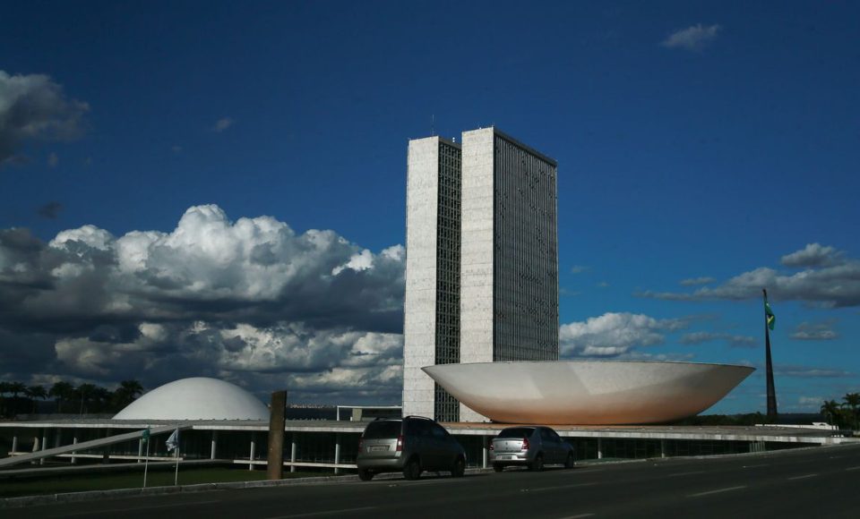 A cúpula menor, voltada para baixo, abriga o Plenário do Senado Federal. A cúpula maior, voltada para cima, abriga o Plenário da Câmara dos Deputados.