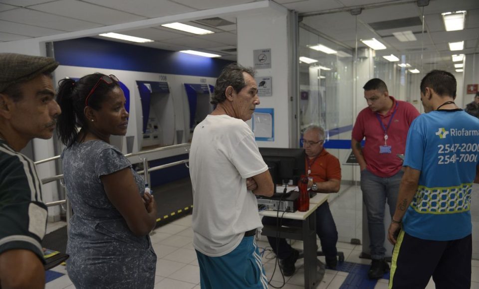 Rio de Janeiro - Atendimento na agência da Caixa Econômica Federal, na Rua Riachuelo, para saque de até R$ 500 em contas do Fundo de Garantia do Tempo de Serviço (FGTS) para os não correntistas do banco nascidos em janeiro.  (Fernando Frazão/Agência Brasil)
