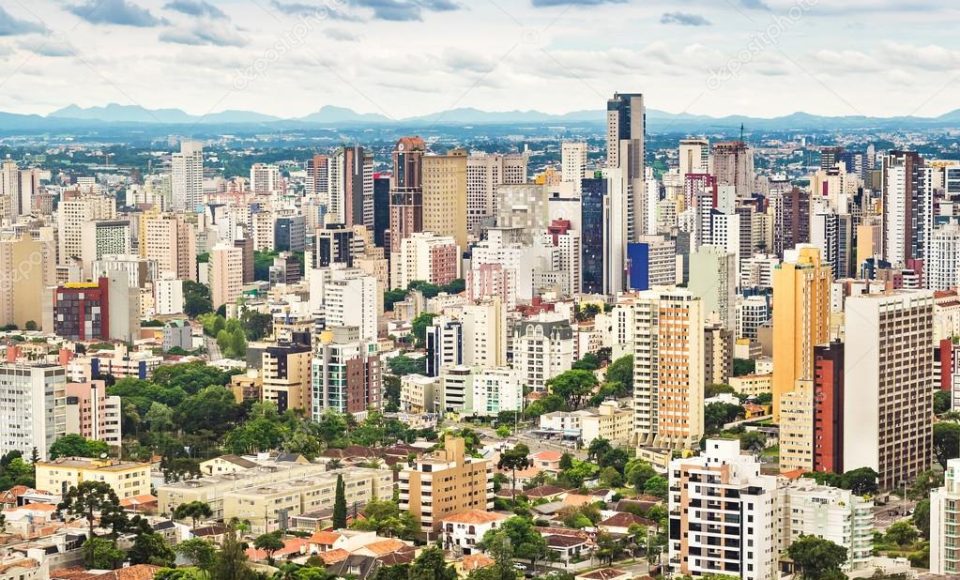 Vista aérea da paisagem urbana de Curitiba, estado do Paraná, Brasil. — Fotografia por rmnunes