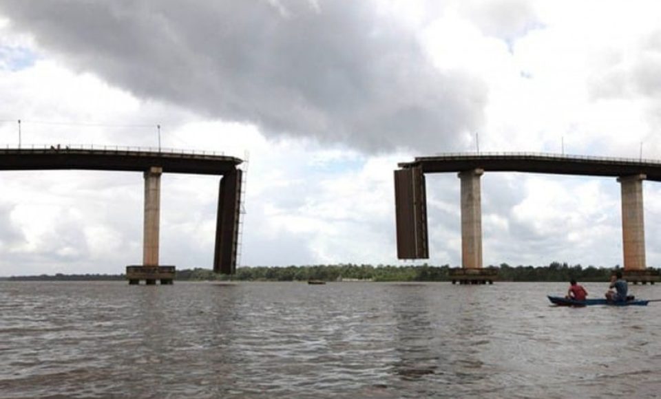 Imagens que circulam nas redes sociais mostram ponte supostamente "quebrada". Foto: Reprodução/Whatsapp