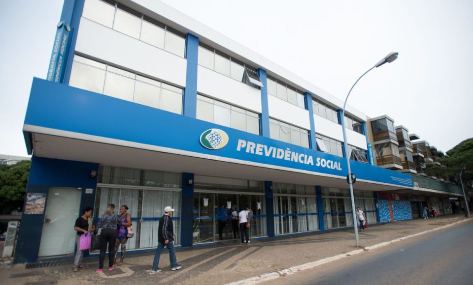 Servidores do Instituto Nacional do Seguro Social (INSS) entraram em greve por tempo indeterminado. Eles reivindicam reajuste salarial de 27,5% e melhores condições de trabalho (Marcelo Camargo/Agência Brasil)