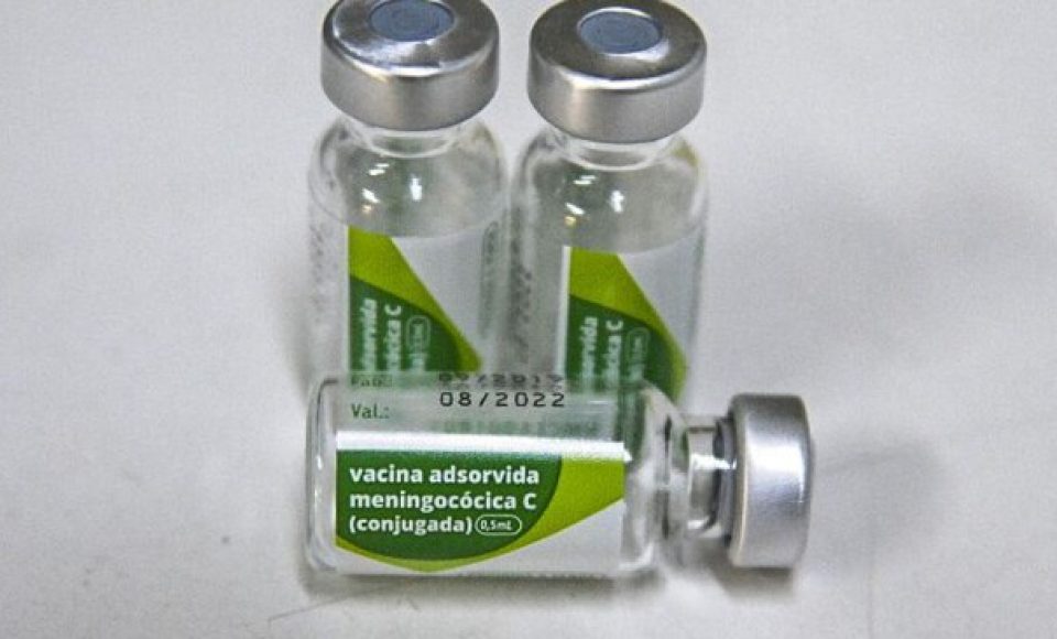 vacinação contra meningite