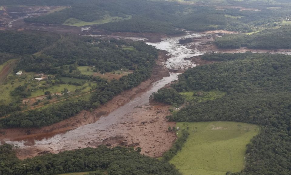 O Presidente da República, Jair Bolsonaro, durante sobrevoo da  região atingida pelo rompimento da barragem Mina Córrego do Feijão, em Brumadinho/MG.