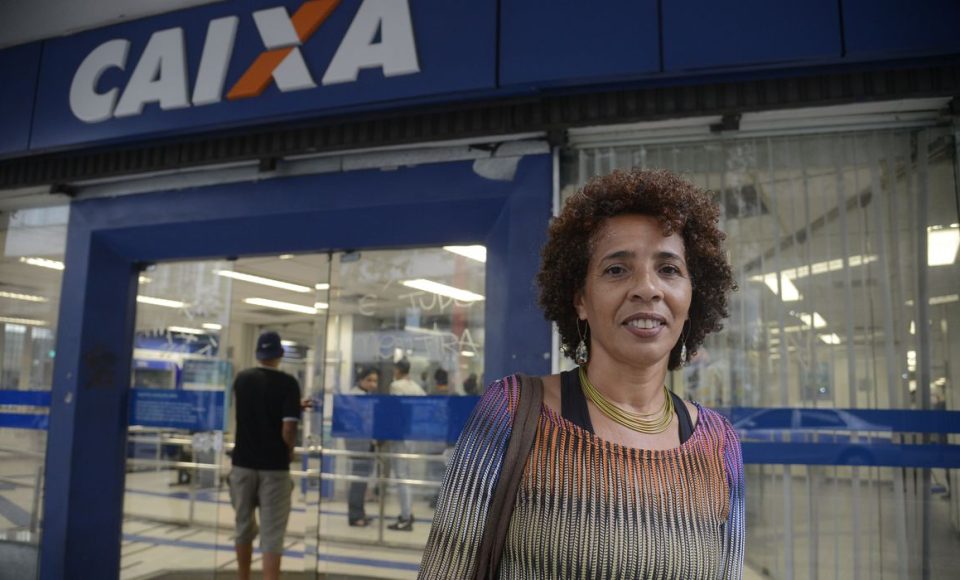 A gestora ambiental Fátima Clemente fez saque do FGTS na agência da Caixa na Rua do Riachuelo, Lapa.