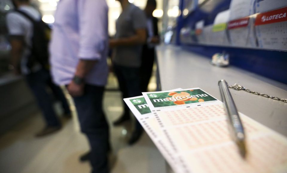 Apostadores fazem fila em casa lotérica. A Caixa Econômica Federal sorteia hoje (08) as seis dezenas do concurso 2.149 da Mega-Sena acumulada, que deve pagar um prêmio de R$ 170 milhões.
