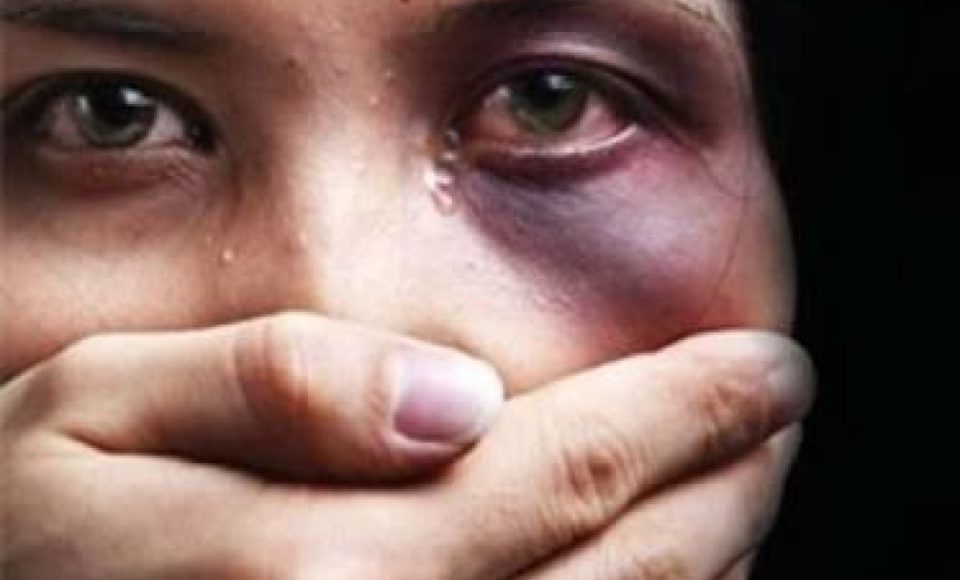 A violência doméstica compreende as ações contra a integridade física ou moral, principalmente de mulheres, mas também de crianças, idosos e homens, dentro de casa.