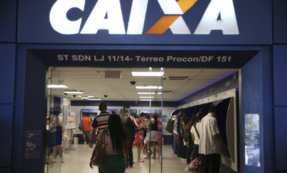 Brasília - Brasileiros aproveitam o sábado para sacar o FGTS inativo durante a segunda etapa do liberação do FGTS nas agências da Caixa Econômica (José Cruz/Agência Brasil)