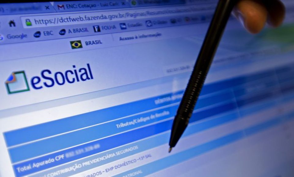 Brasília - Recolhimento de impostos na contratação dos empregados domésticos pelo eSocial começou em novembro de 2015.  Patrões reclamaram da emissão das guias, devido a problemas no site (Marcelo Camargo/Agência Brasil)