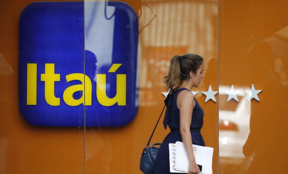 Pedestre caminha em frente a agência do banco Itaú no centro do Rio de Janeiro
29/01/2014
REUTERS/Sergio Moraes