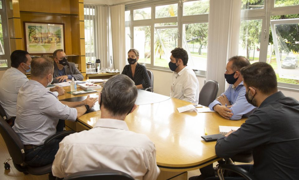 O reitor da Universidade Estadual de Maringá (UEM), Julio César Damasceno, se reuniu com o prefeito de Ângulo, Rogério Aparecido Bernardo, que preside a Associação dos Municípios do Setentrião Paranaense (Amusep). Na ocasião, foi discutida a realização de uma pesquisa sobre as oportunidades econômicas existentes em 30 cidades das regiões norte e noroeste do Paraná, que compõem a jurisdição da Amusep. - Maringá, 28/-1/2021  -  Foto: Divulgação UEM