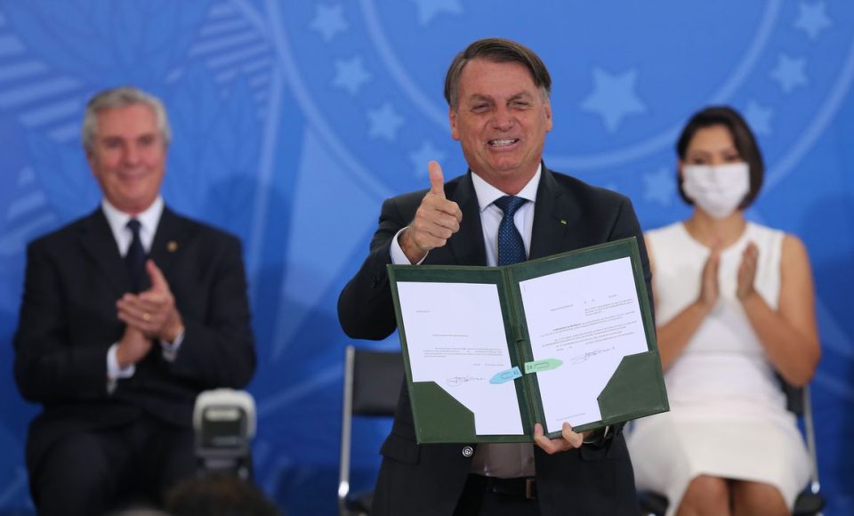 Presidente Jair Bolsonaro assina MP que destina 20 bilhões para compra de vacina contra o Corona Virus na cerimônia de Posse do senhor Gilson Machado, Ministro de Estado do Turismo