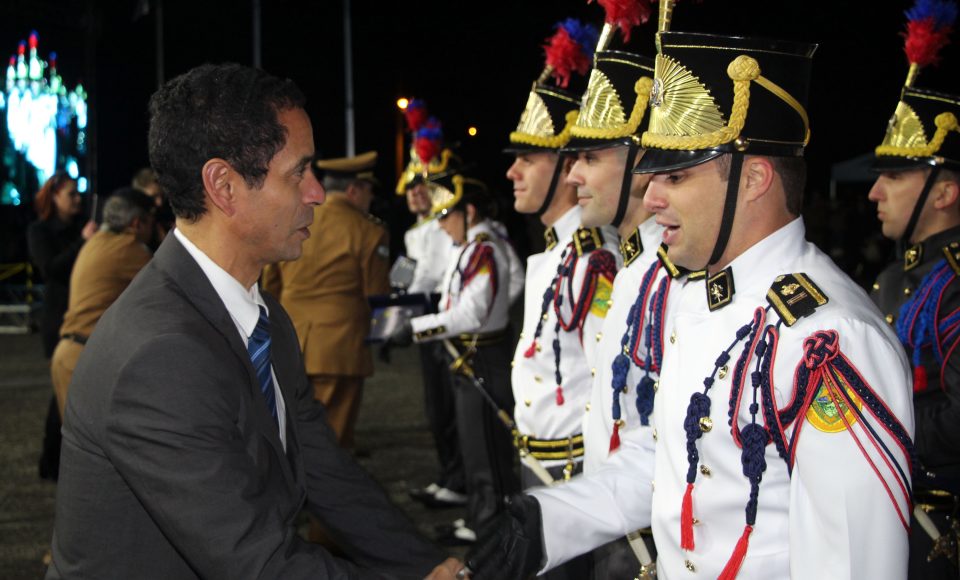 A formatura do Aspirantado 2019 nesta sexta-feira (05/07) concluiu a etapa de ensino de 93 policiais e bombeiros militares que há três anos ingressaram no Curso de Formação de Oficiais da Polícia Militar. Agora, na condição de aspirantes a oficial, serão enviados a unidades da Corporação de todo o estado para incrementar ações e procedimentos. A cerimônia foi presidida pelo secretário de Segurança Pública e Administração Penitenciária, coronel Romulo Marinho Soares, na Academia Policial Militar do Guatupê (APMG), em São José dos Pinhais.   -  Curitiba, 05/07/2019  -  Foto: Soldado Ismael Ponchio