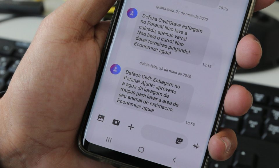 Paraná aposta na tecnologia conscientizar sobre uso racional da água
Defesa Civil e Sanepar estão enviando mensagens de texto (SMS) para o celular das pessoas com alertas sobre falta d´água, orientações e dicas de uso racional. Estado atravessa o período mais grave de seca dos últimos 50 anos.  Foto: Geraldo Bubniak/AEN