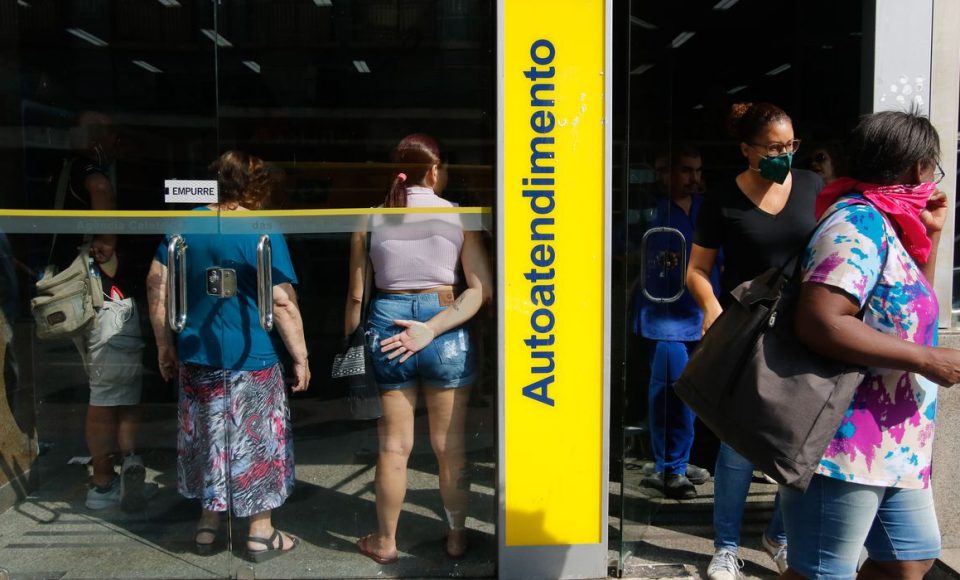 Filas se formam em frente a bancos e supermercados no Famengo, zona sul da cidade. © Tânia Rego/Agência Brasil