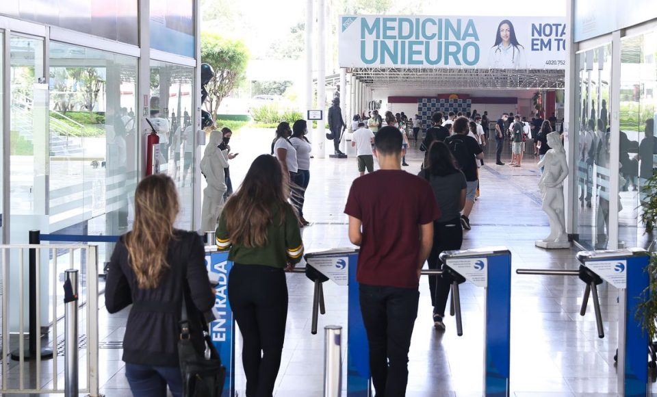 Participantes do Exame Nacional do Ensino Médio (Enem) 2021 fazem, neste domingo (28), segundo dia de avaliação, provas de matemática e de ciência da natureza.