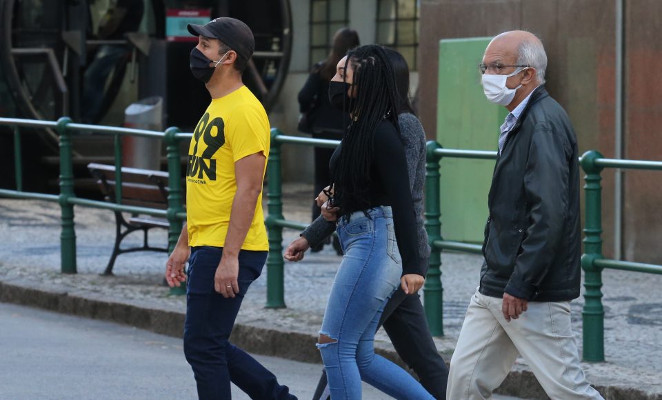 Movimentacao de pessoas usando mascaras para prevencao do Coronavirus no centro de Curitiba nesta segunda-feira(18). Curitiba - 18/05/2020 - Foto: Geraldo Bubniak/AEN