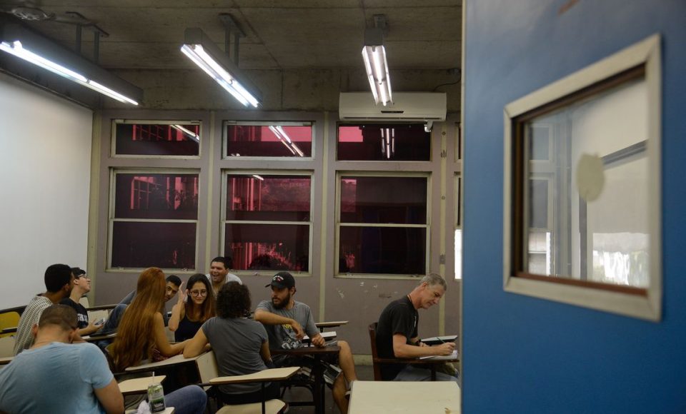 Rio de Janeiro - A Universidade Estadual do Rio de Janeiro(Uerj) volta às aulas. De acordo com os diretores, a decisão pela volta deve-se ao avanço no restabelecimento das condições mínimas de limpeza, manutenção de elevadores e segurança  (Tânia Rêgo/Agência Brasil)