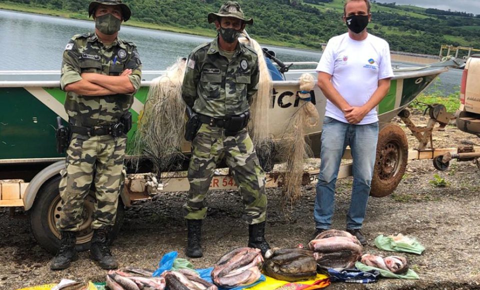 O Instituto Água e Terra (IAT) de Ponta Grossa, junto com o 3° pelotão da Polícia Ambiental de Telêmaco Borba, realizaram nessa terça-feira (19) operação contra pesca ilegal em uma pousada no município de Ortigueira.  -  Foto: Divulgação SEDEST
