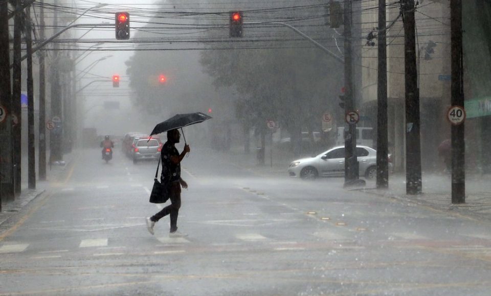 Temporal em Curitiba, cuvas de final de tarde.  -  Curitiba,  21/02/2019  -  Foto: Gilson Abreu/ANPr