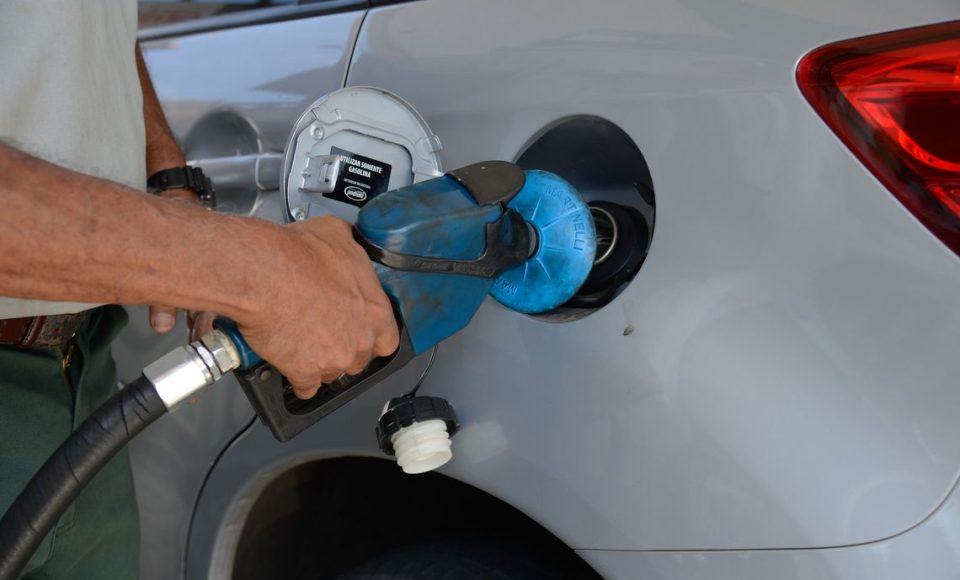 Greve de caminhoneiros provoca fila para abastecimento de combustível em posto de gasolina no Rio de Janeiro.