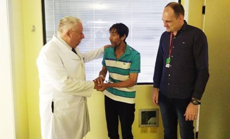 Reinaldo de Goes com Marco Caron, diretor do Hospital Angelina Caron, e Frederico Barth, cirurgião responsável (Foto: Divulgação Hospital Angelina Caron)
