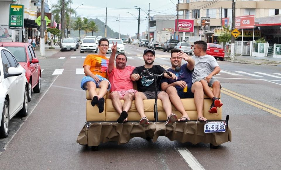 Grupo de amigos de Rebouças, no Sudeste do Paraná, investiu R$ 3 mil na engenhoca. Foto: Albari Rosa/Gazeta do Povo