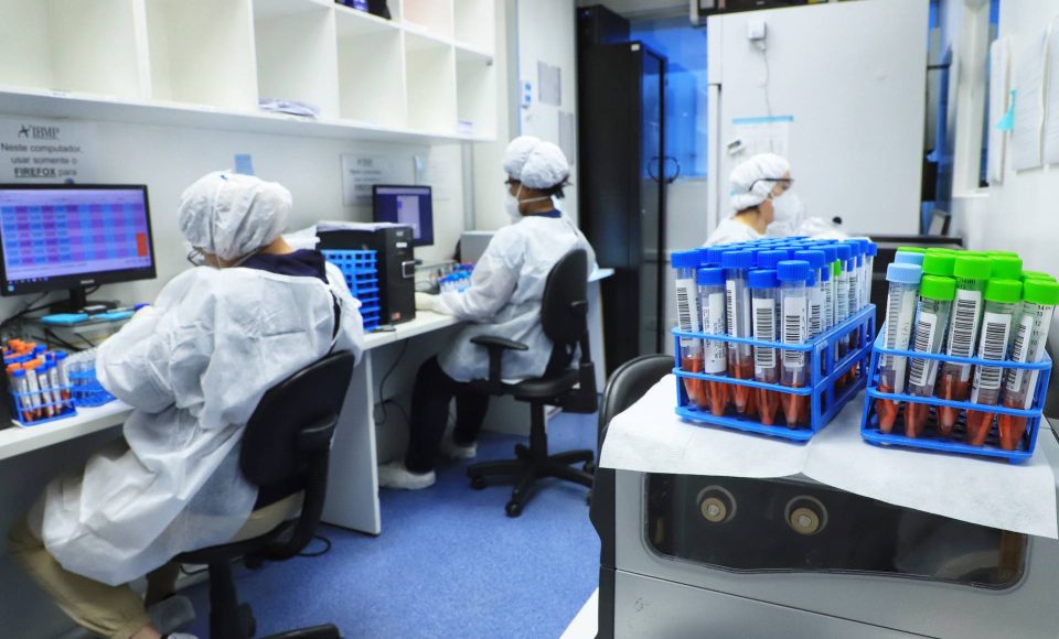 Paraná mantém liderança nacional na detecção da Covid-19 - Esse resultado só foi alcançado em função da parceria com a Unidade de Apoio ao Diagnóstico da Covid-19, implantada pelo Instituto de Biologia Molecular do Paraná (IBMP) em abril de 2020, em parceria com a Fundação Oswaldo Cruz (Fiocruz) do Rio de Janeiro e o Instituto de Tecnologia do Paraná (Tecpar). O laboratório ultrapassou nesta semana a marca de 2 milhões de testes RT-PCR. Esta foi a primeira central de testagem de alto processamento do Brasil e a unidade que mais realizou testes até agora em todo o País. -  Curitiba, 20/05/2021  -  Foto: José Fernando Ogura/AEN