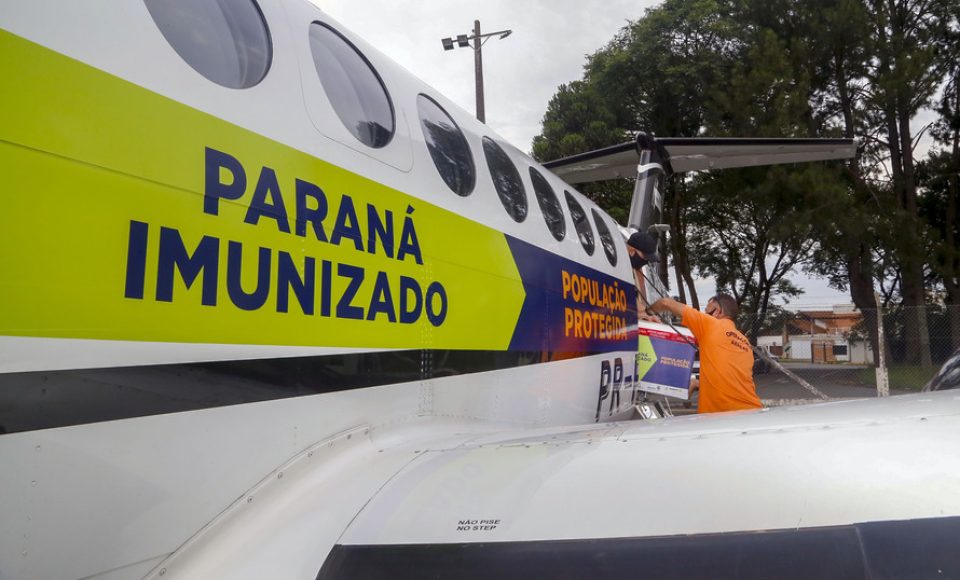 Vacinas da Fiocruz contra a Covid-19 ,  embarcndo no Bacacheri chegam ao Centro de Medicamentos do Paraná na madrugada deste domingo (24).
Foto: Gilson Abreu/AEN