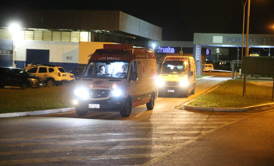 O Governo do Paraná recebe 14 pacientes com Covid-19, neste domingo (31), transferidos de Manaus (AM), Região Norte do País.  Apos o desembarque  no Aeroporto Internacional Afonso Pena, em São José dos Pinhais, eles serão encaminhados para tratamento no Hospital do Rocio, em Campo Largo.
31/01/2021 - Foto: Geraldo Bubniak/AEN