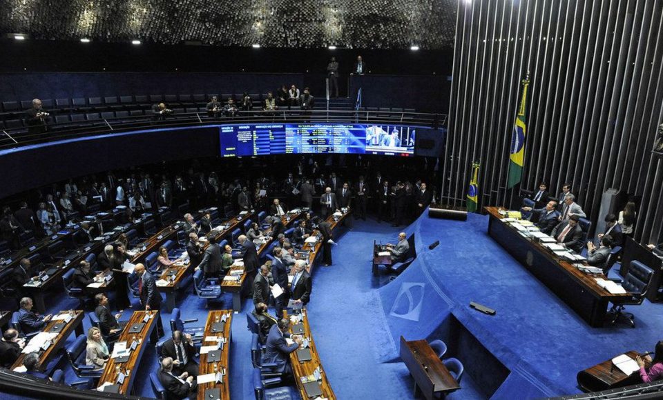 Plenário do Senado Federal durante sessão deliberativa ordinária. nnÀ mesa:nsenador Eduardo Gomes (MDB-TO); npresidente do Senado Federal, senador Davi Alcolumbre (DEM-AP); nsenador Roberto Rocha (PSDB-MA); nsenador Veneziano Vital do Rêgo (PSB-PB).nnFoto: Roque de Sá/Agência Senado