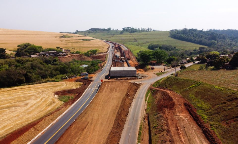 Obras na  PR-445  no trecho de 15,8 quilômetros entre Londrina e o distrito de Irerê tem previsão de entrega para dezembro. 17/09/2020 - Foto: Geraldo Bubniak/AEN