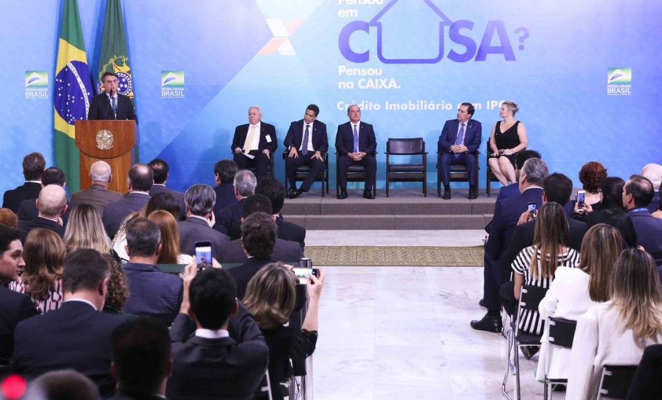 E/D. Presidente do BB, Rubem Novaes, presidente do Banco Central, Roberto Campos Neto, ministro-chefe da Casa Civil, Onyx Lorenzoni, presidente Jair Bolsonaro,  presidente da Caixa Econômica Federal, Pedro Guimarães, e a deputada federal Joice Hasselmann, líder do governo no Congresso Naciona