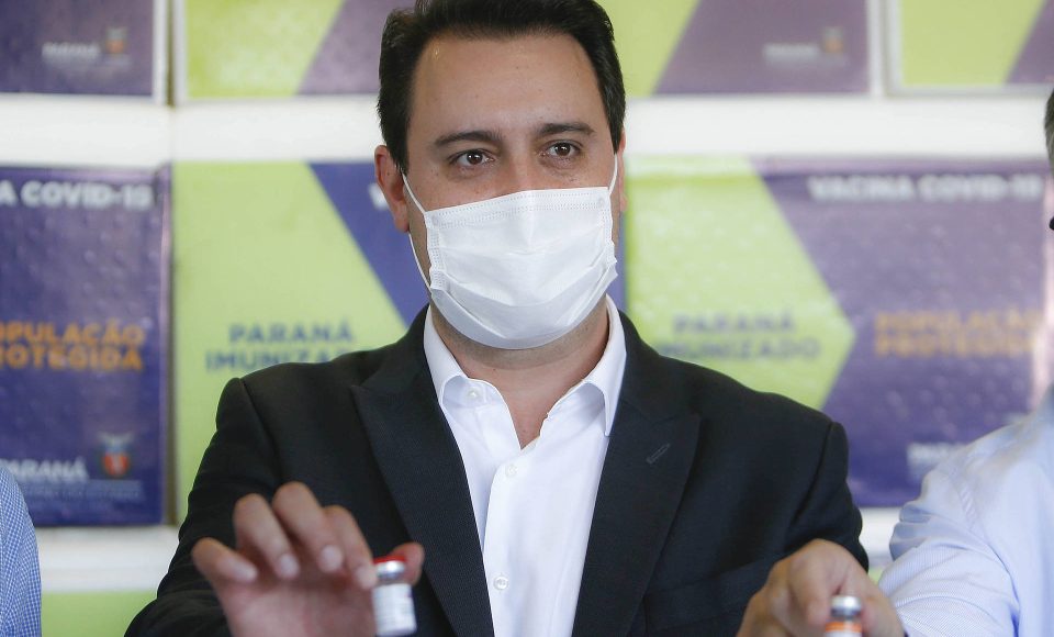 O Governo do Estado inicia nesta sexta-feira (26) uma campanha junto aos municípios do Paraná para vacinar os grupos prioritários de domingo a domingo. A ideia, apresentada pelo governador Carlos Massa Ratinho Junior, é incentivar ainda mais a imunização, valorizar a sua importância na luta contra a pandemia e acelerar a aplicação em cidades que têm mais dificuldades de operacionalizar o Plano Estadual de Vacinação contra a Covid-19.  -  Curitiba, 26/03/2021  -  Foto: Jonathan Campos/AEN