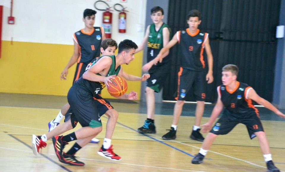 A 33ª edição dos dos Jogos da Juventude do Paraná seguiu com as suas competições no último final de semana. As 12 regionais tiveram partidas de futsal, basquete, handebol e vôlei. Ao todo, foram 270 jogos, sendo 133 do futsal, 66 do vôlei, 37 do handebol e 34 do basquete.  -  Curitiba, 27/09/2021  -  Foto: Paraná Esporte