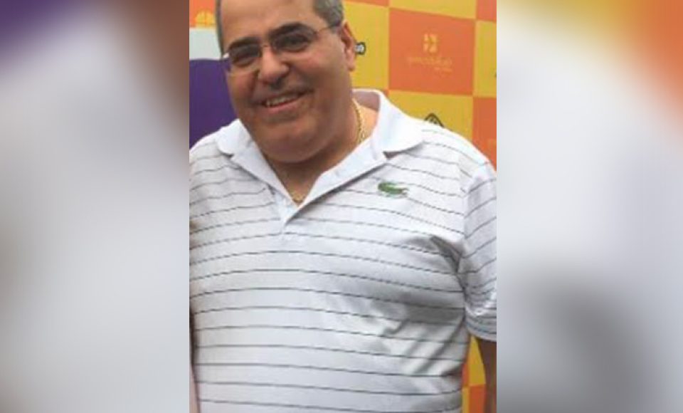 O empresário de 47 anos e a esposa chegavam em casa quando foram abordados por três homens armados.