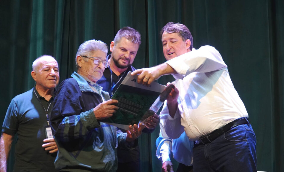 Títulos de propriedade registrados em cartório foram entregues gratuitamente a famílias do município, na região Noroeste do estado. Custos foram integralmente subsidiados pelo Fundo Estadual de Combate à Pobreza.
Foto: Jhonatan Peres / SECOM Umuarama