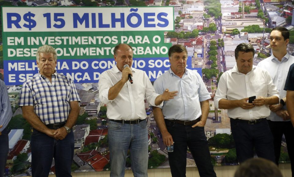 Umuarama recebe mais de 15 milhoes de reais em obras, alem de 900 mil para implementacao de um parque urbano, assinam os recursos os secretarios Joao Carlos Ortega e Marcio Nunes que representaram o governador Carlos Massa Ratinho Junior.
Foto Gilson Abreu/Aen
