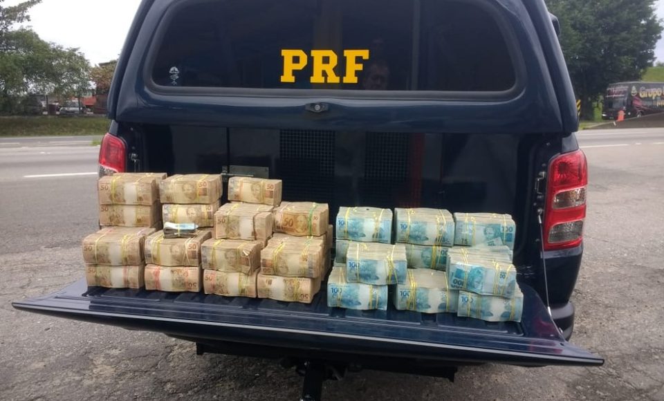 PRF encontra R$ 2,5 milhões dentro de picape na rodovia Régis Bittencourt, SP — Foto: Dione Aguiar / G1