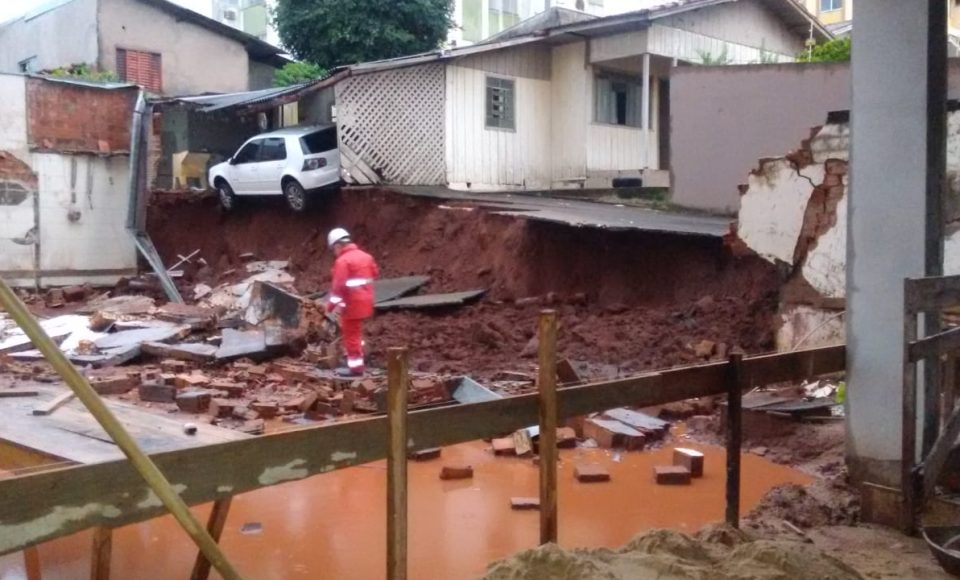 Em alguns pontos, como na rua Mandaguari, o muro de uma residência desabou, o veículo que estava no interior do imóvel ficou pendurado.