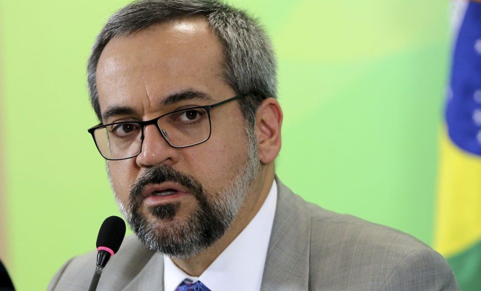 O ministro da Educação, Abraham Weintraub, fala à imprensa sobre implantação de escolas cívico-militares