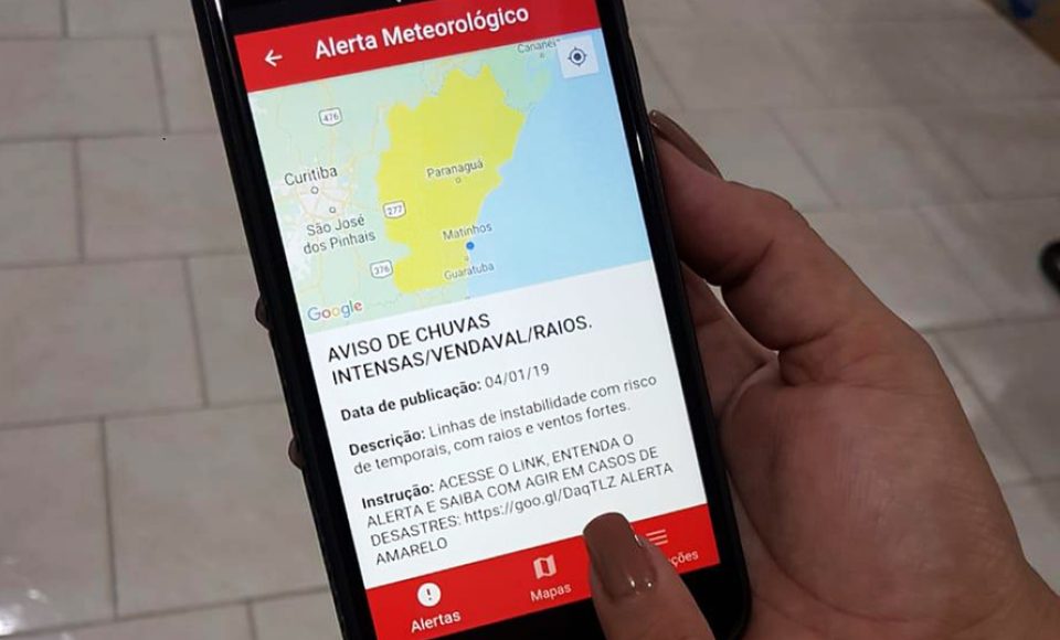 O celular deixou de ser somente um meio de comunicação há muito tempo e se tornou essencial para as tarefas do dia a dia, seja em casa ou no trabalho. As inovações também otimizaram a prestação de serviços de emergência à população e o Corpo de Bombeiros engajou-se para criar uma plataforma capaz de informar, em tempo real, as condições climáticas, a localização de postos guarda-vidas das praias e a balneabilidade das águas do Litoral. O aplicativo está disponível para download no Google Play e no App Store gratuitamente.  Curitiba, 04/01/2019  - Foto: Divulgação PMPR