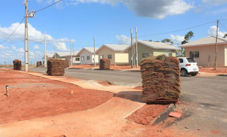 Um conjunto habitacional do Governo do Estado com 57 casas populares está próximo de ser concluído em Mariluz, na região Noroeste do Paraná. Técnicos da Cohapar e da prefeitura estiveram no canteiro de obras para acompanhar os últimos ajustes necessários para a entrega do empreendimento, cujo cronograma de execução está próximo dos 90%. - Curitiba, 18/02/2022