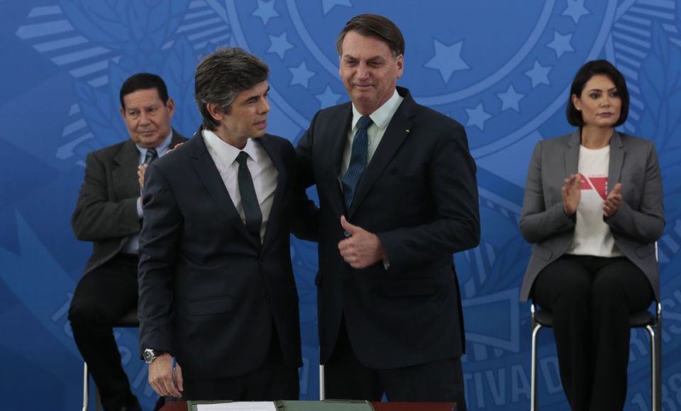 O ministro da Saúde, Nelson Teich e o presidente da Repùblica, Jair Bolsonaro, durante solenidade de posse no Palácio do Planalto