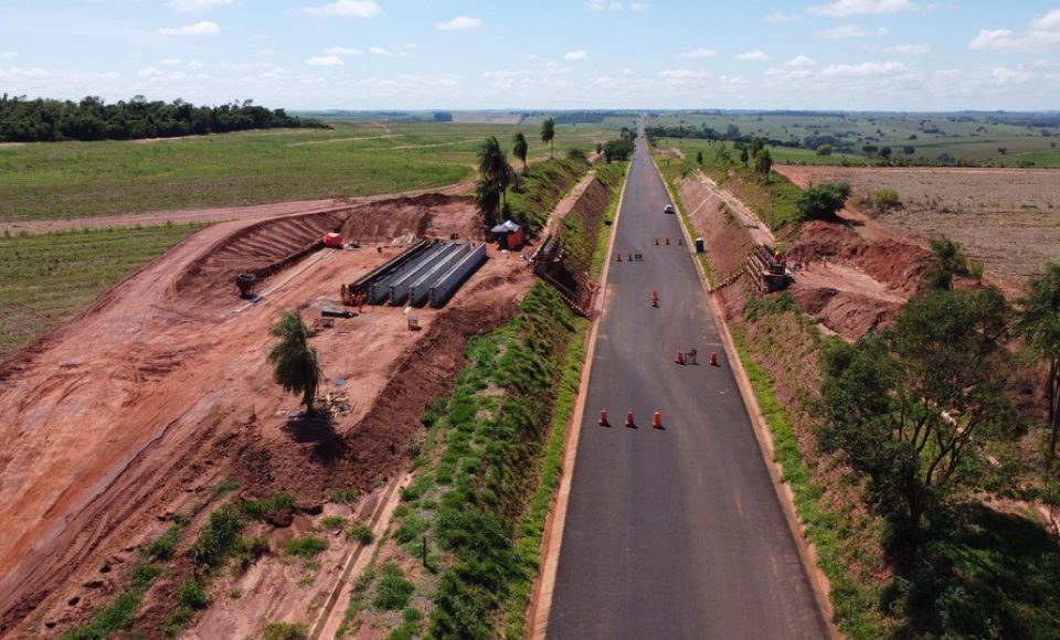 Um convênio entre Itaipu Binacional, Departamento Nacional de Infraestrutura de Transportes (DNIT) e Governo do Paraná vai garantir a execução das obras no trecho paranaense da BR-487, mais conhecida como Estrada Boiadeira. O trecho de 47 km liga os municípios Icaraíma (Porto Camargo) e Umuarama (Serra dos Dourados), no Noroeste do Paraná, e deve estar pronto até início de 2022. 19/11/2020 - Foto: Geraldo Bubniak/AEN