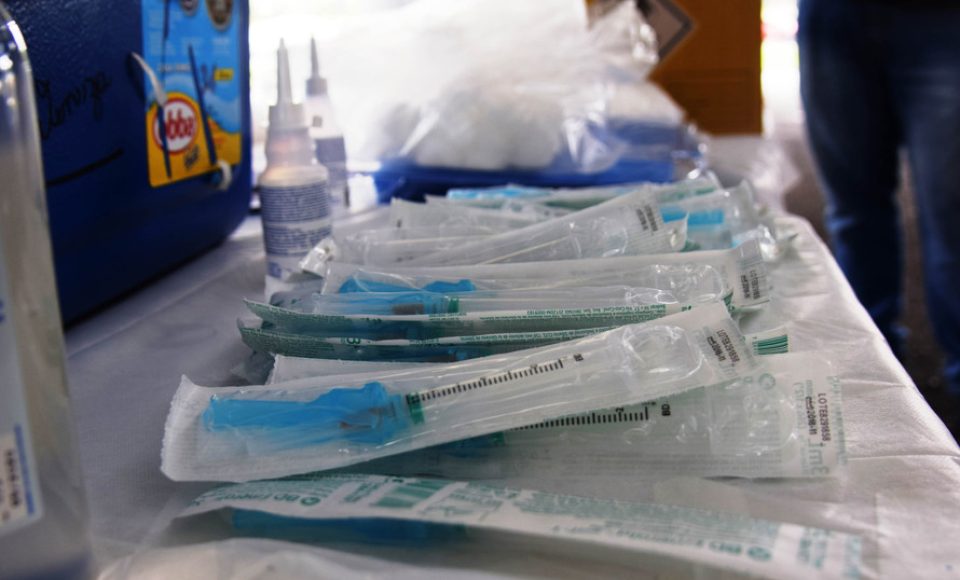 A Secretaria de Estado da Saúde (Sesa) reforça a importância da vacinação contra a Influenza, mesmo durante a pandemia. A 23ª Campanha Nacional de Imunização contra a doença começou no dia 12 de abril e até esta quarta-feira (2) apenas 31,9% da população alvo do Paraná foi vacinada. A estimativa do Ministério da Saúde é de que mais de 4,4 milhões de paranaenses devem tomar a vacina.  -  Curitiba, 02/06/2021  -  Foto: Américo Antonio/SESA
